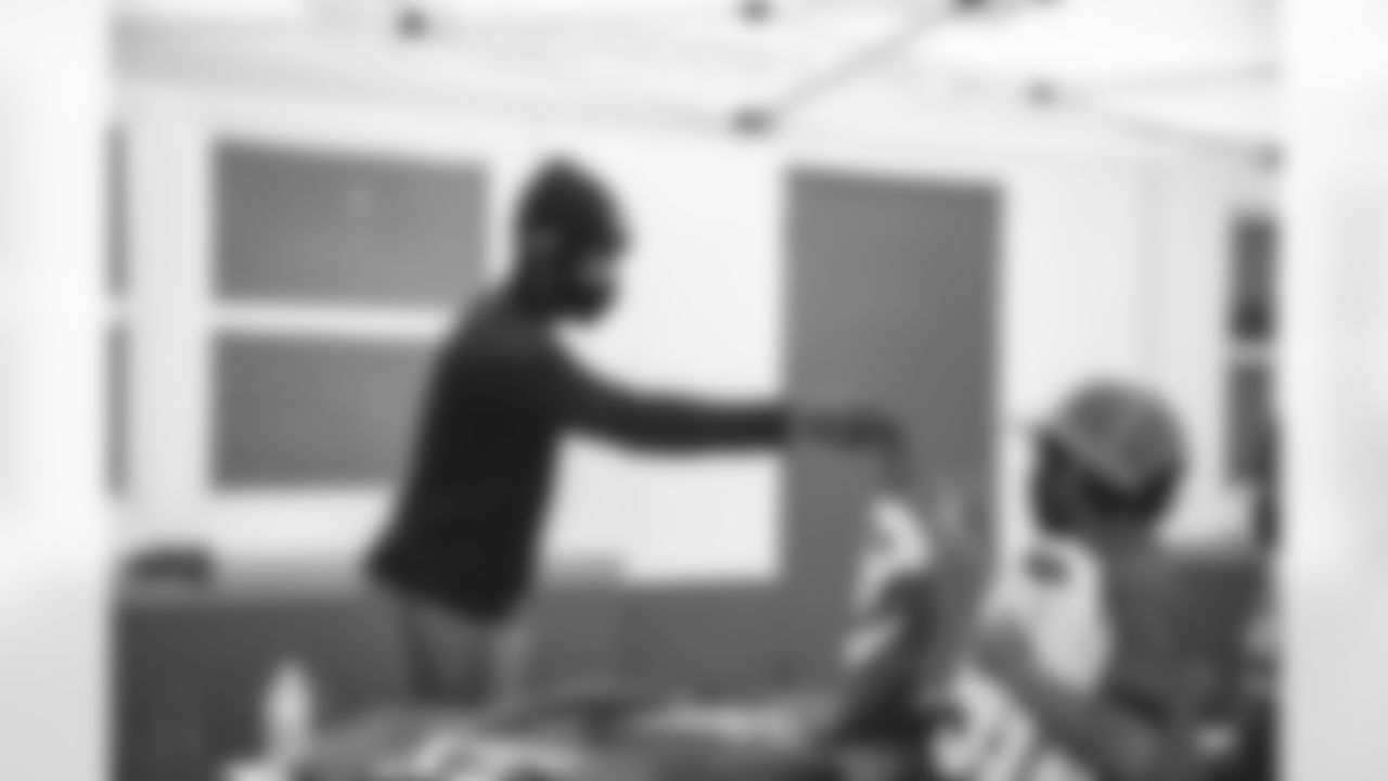E_210903_backpack_distribution_4984