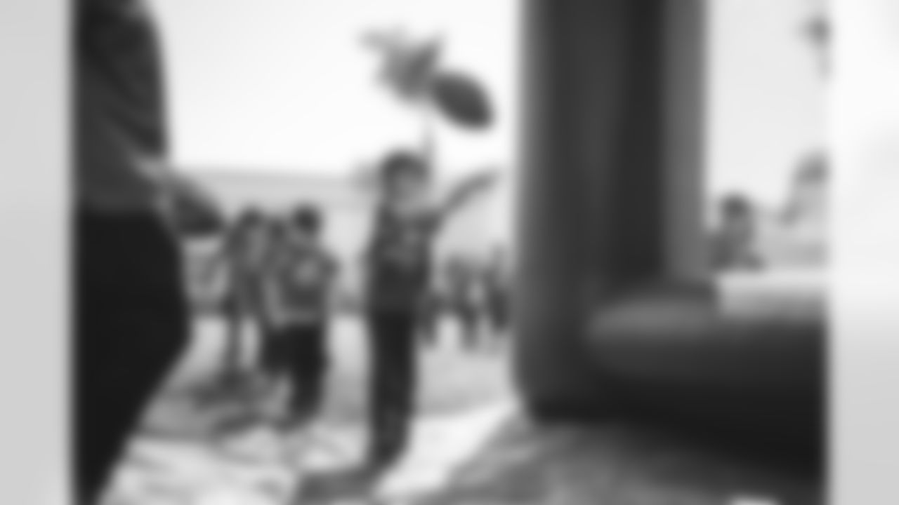 E_210903_backpack_distribution_5164