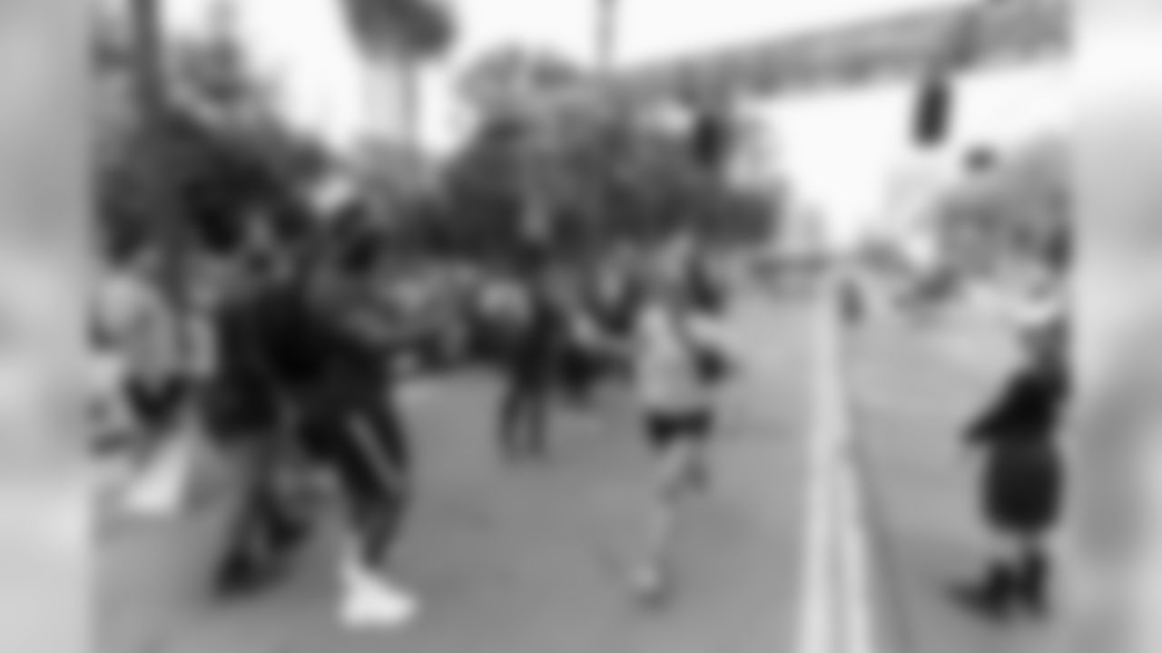 Los Angeles Rams Rookie class cheer on runners at the finish line in support for the cause as the Los Angeles Rams are proud the lead in the United Way HomeWalk 2019 and 5K family run/walk to raise public awareness and funds to end homelessness. Saturday, May 18th, 2019, Los Angeles, CA. (Will Navarro/Rams)