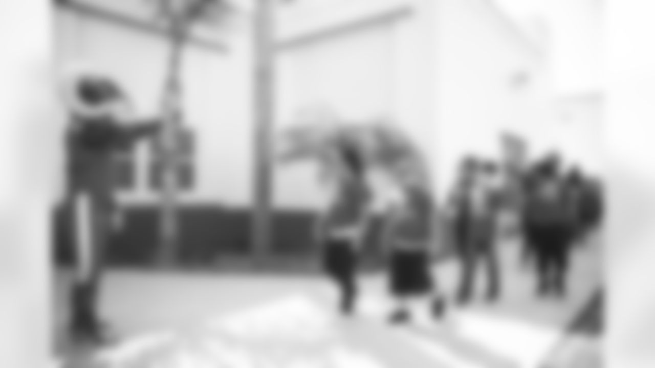 E_210903_backpack_distribution_4953