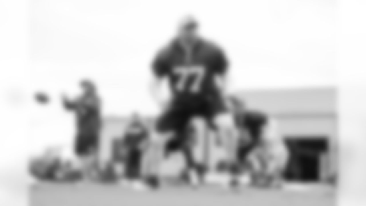 Tackle (77) Andrew Whitworth of the Los Angeles Rams practices on day 5 of Phase II of the offseason program workouts, Monday, May 6, 2019, in Thousand Oaks, CA. (Jeff Lewis/Rams)