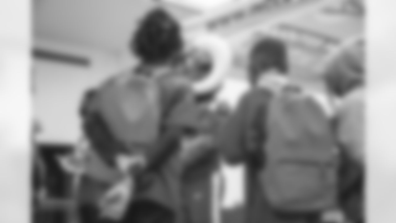 E_210903_backpack_distribution_4726