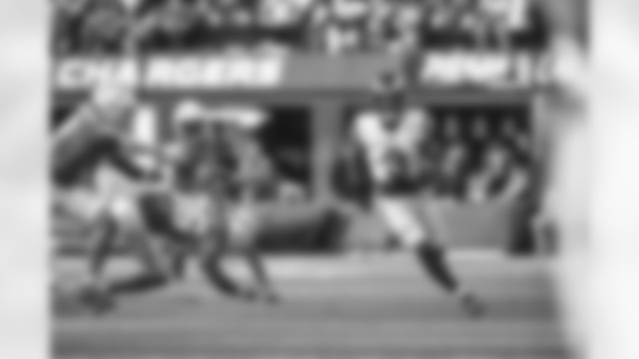 The Los Angeles Rams take on the Los Angeles Chargers during Week 17 of the 2022 NFL regular season