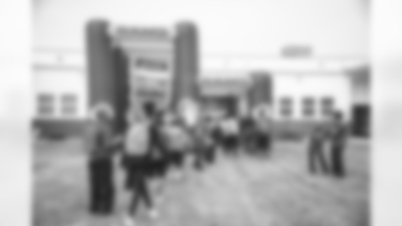 E_210903_backpack_distribution_4682