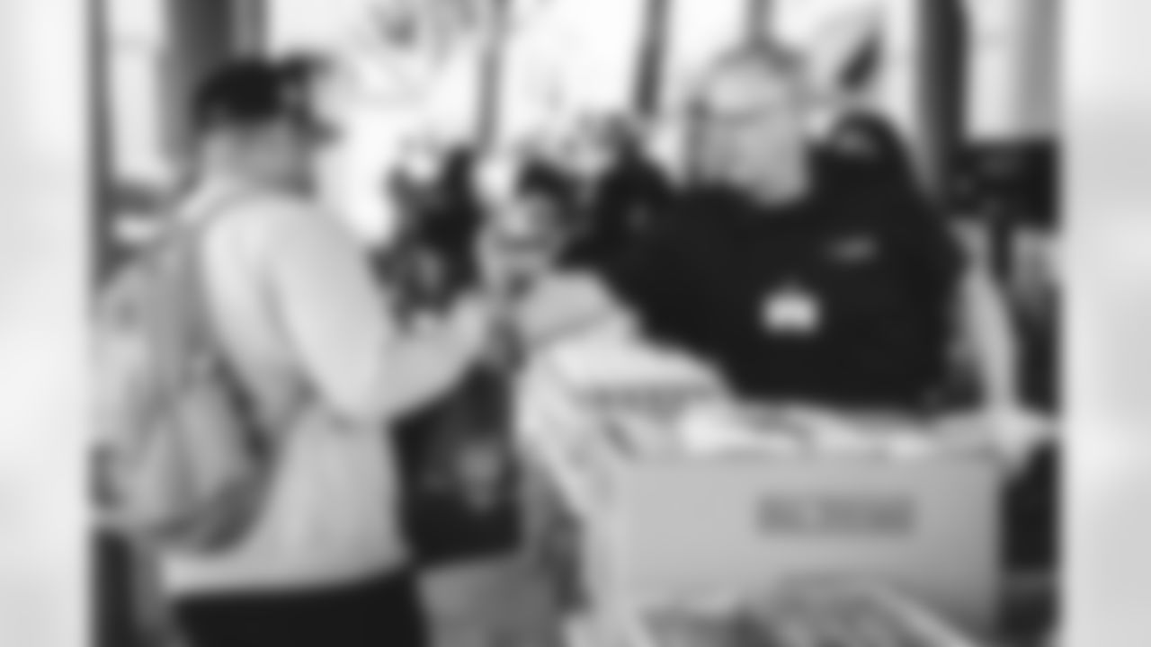E_011823_Rams_AVPxPepsi_TacklingHunger_HY_0033
