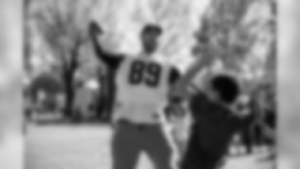Los Angeles Rams tight end Tyler Higbee (89) attends a Play 60 event for the local area on December 4th, 2018 in Calabasas, Calif (Hiro Ueno/Rams)