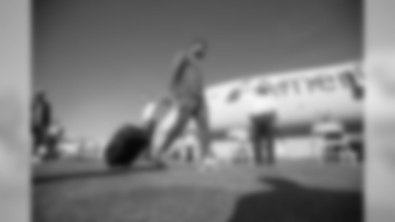 Safety (43) John Johnson III of the Los Angeles Rams gets on the plane at LAX to fly to Atlanta for Super Bowl LIII, Sunday, January 27, 2019, in Los Angeles, CA. (Jeff Lewis/Rams)