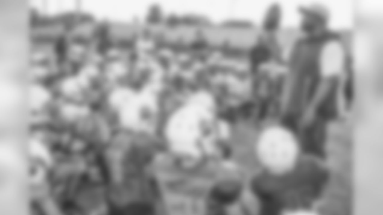 182109_WattsBears_Nike_HavASole_Surprise_DB_Social002