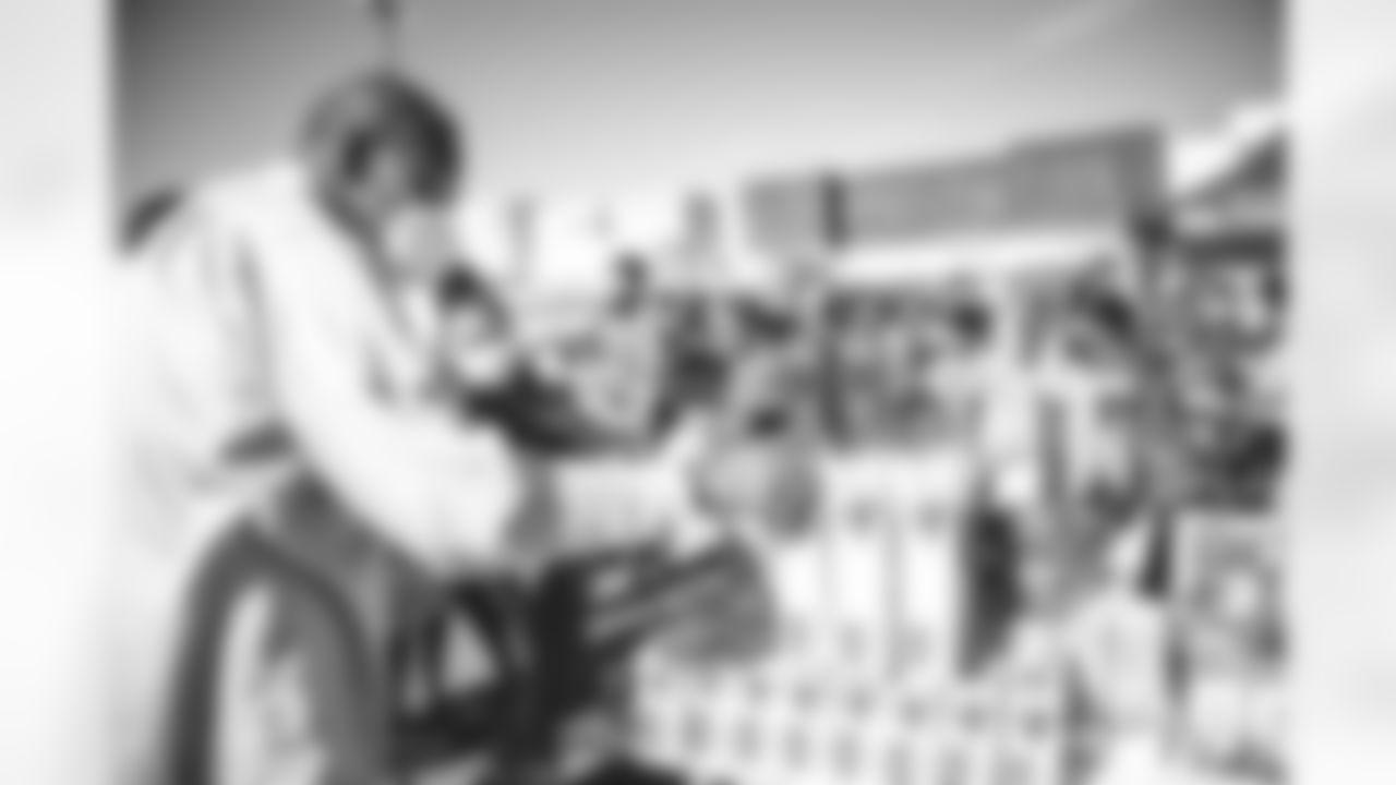 E_211218_Holiday_Distribution_8150