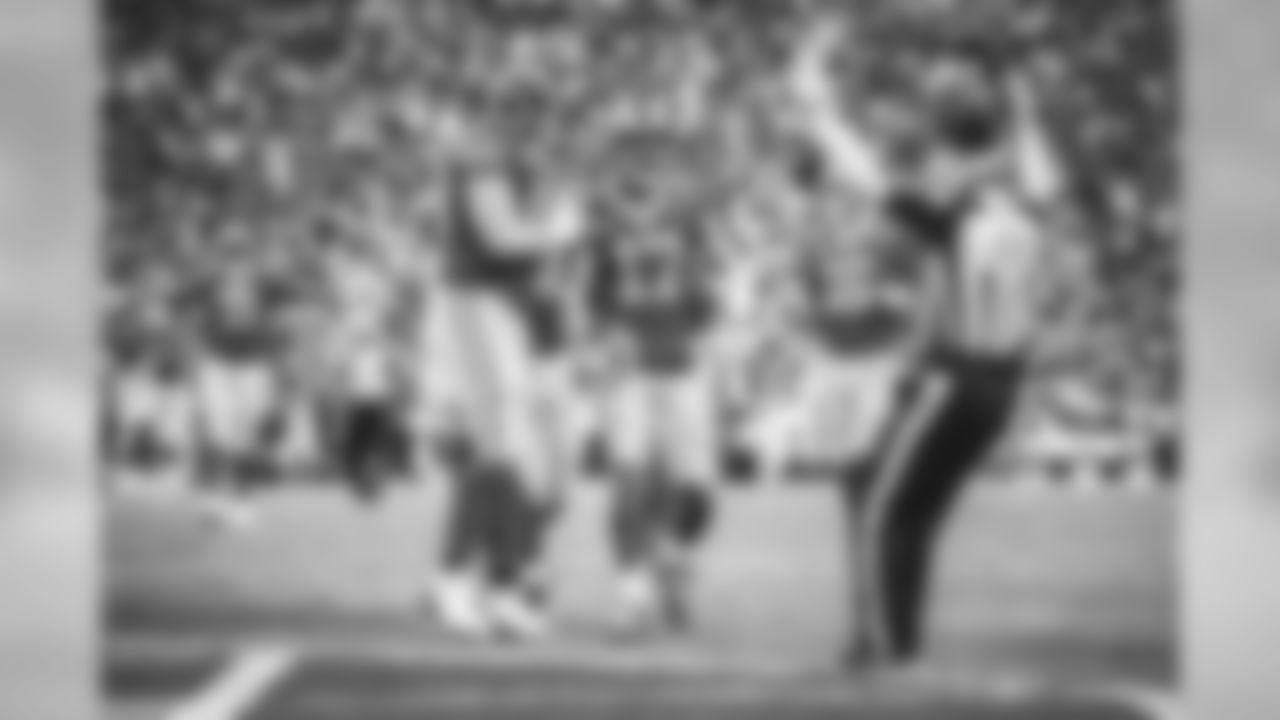 Wide receiver (17) Robert Woods of the Los Angeles Rams catches a pass for a touchdown against the Arizona Cardinals and celebrates with teammates during the Rams 31-24 victory over the Cardinals in an NFL Week 17 regular season game, Sunday, December 29, 2019, in Los Angeles, CA. (Jeff Lewis)