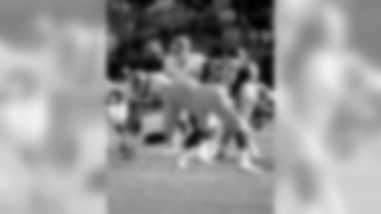 Denver Broncos quarterback John Elway (7) gets set for the snap of the ball during an NFL game against the Los Angeles Rams Nov. 6, 1994, in Anaheim, Calif. (NFL Photos via AP)