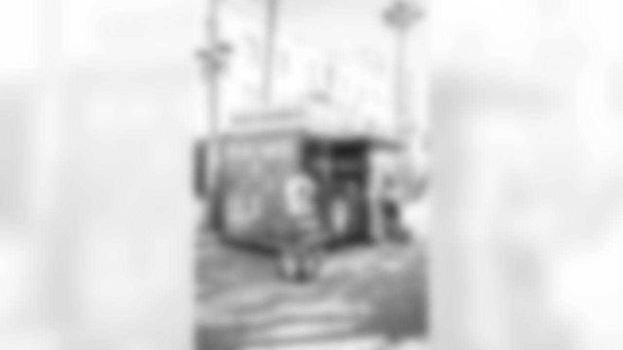 E_220121_PlayoffNewsStandPopUp_7891