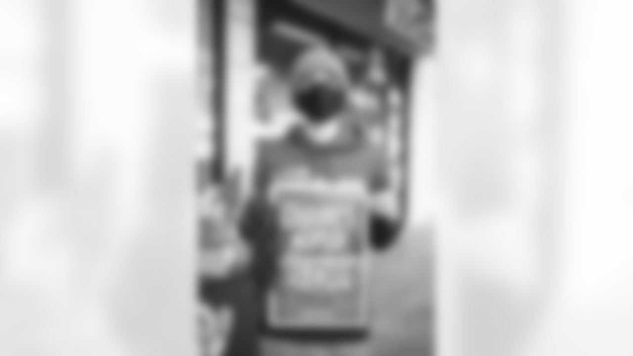 E_220121_PlayoffNewsStandPopUp_7596