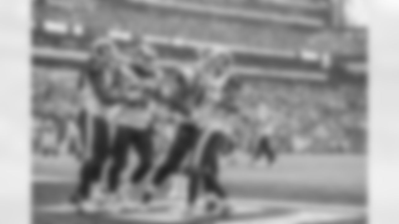 Wide receiver (17) Robert Woods of the Los Angeles Rams catches a touchdown pass and celebrates with teammates against the New York Giants during the Rams 51-17 victory over the Giants in an NFL Week 9 game, Sunday, November 5, 2017, in East Ruthorford, NJ. (Jeff Lewis/Rams)