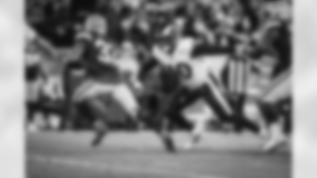 The Los Angeles Rams take on the Green Bay Packers during Week 12 of the 2021 regular season.