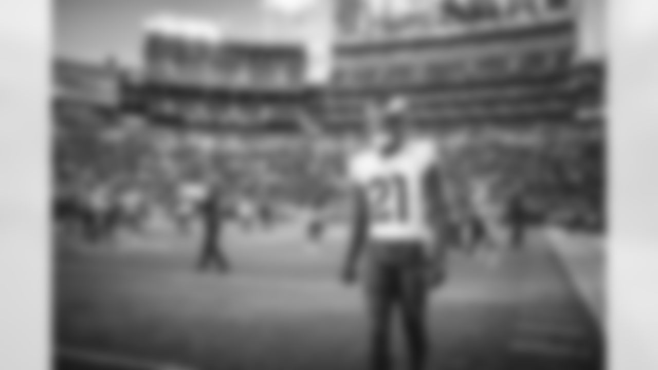 The Los Angeles Rams take on the Green Bay Packers during Week 12 of the 2021 regular season.
