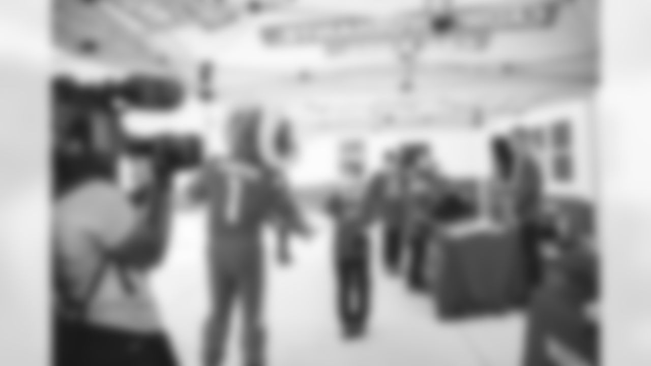E_210903_backpack_distribution_4814