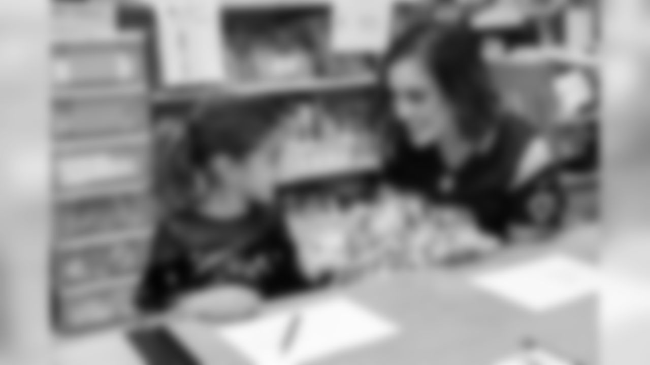 In partnership with American Red Cross, Los Angeles Rams players, cheerleaders, and staff members visited elementary schools to help students personalize holiday cards of thanks for our veterans and military members all around the world. Tuesday, November 12, 2019, Encino, CA. (Will Navarro/Rams)