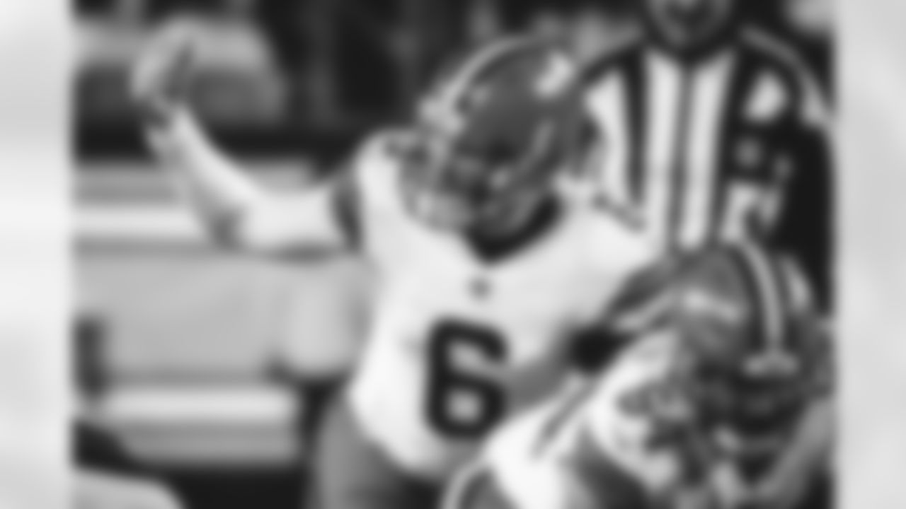 Cleveland Browns quarterback Baker Mayfield (6) plays in an NFL football game against the Pittsburgh Steelers, Monday, Jan. 3, 2022, in Pittsburgh. (AP Photo/Don Wright)