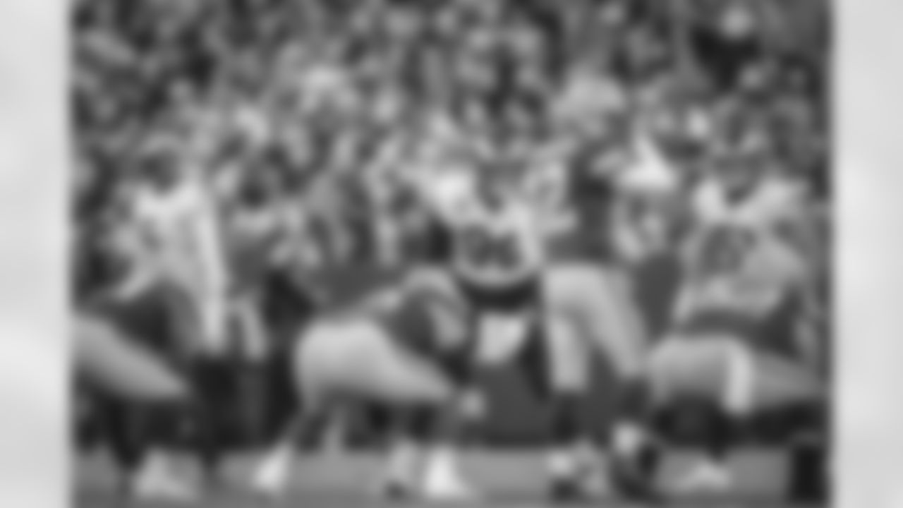 The Los Angeles Rams take on the Green Bay Packers during Week 12 of the 2021 regular season.