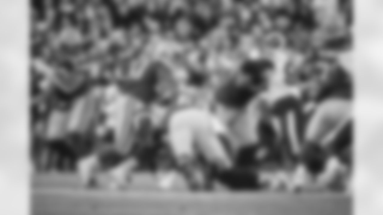 The Los Angeles Rams take on the Green Bay Packers during Week 12 of the 2021 regular season.