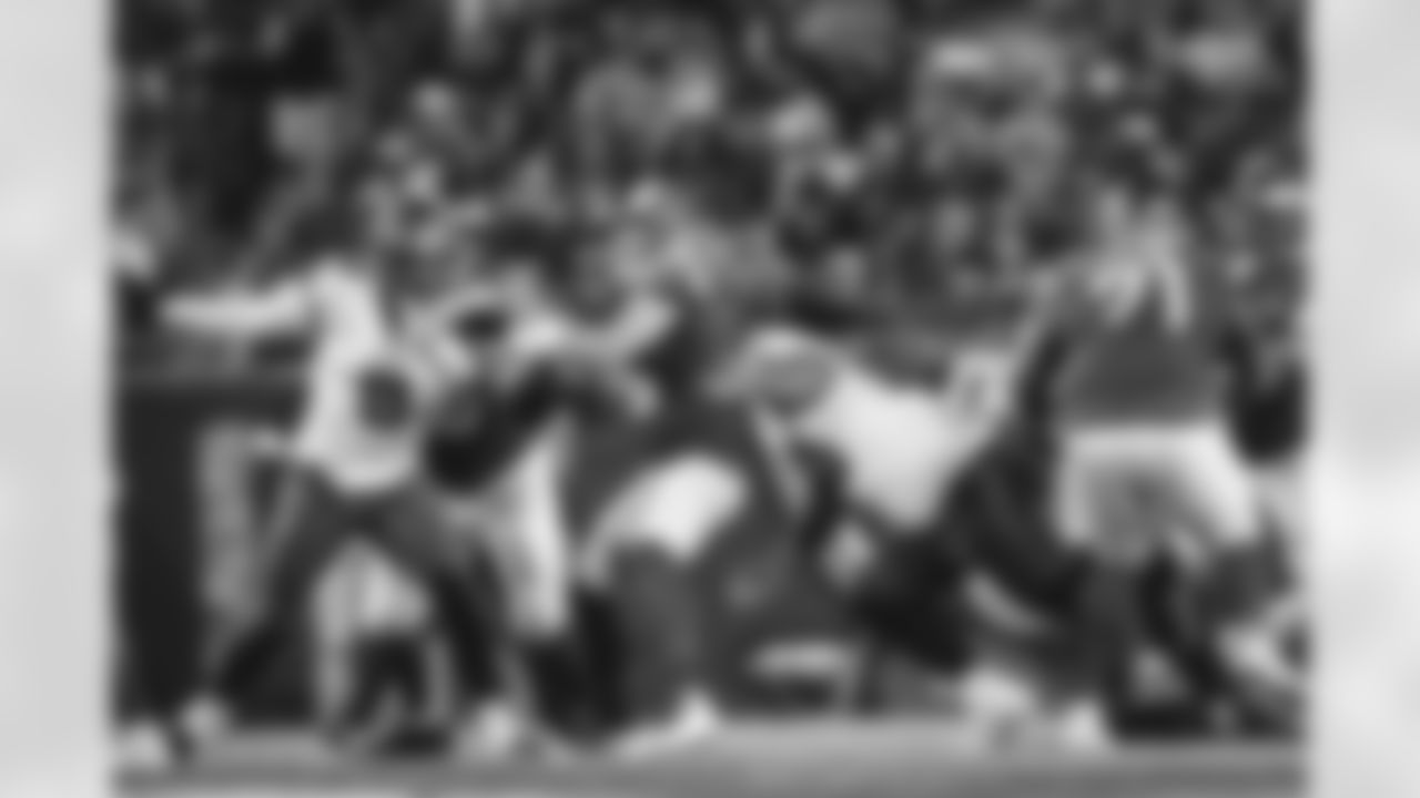 The Los Angeles Rams take on the Tampa Bay Buccaneers during Week 9 of the 2022 NFL regular season.