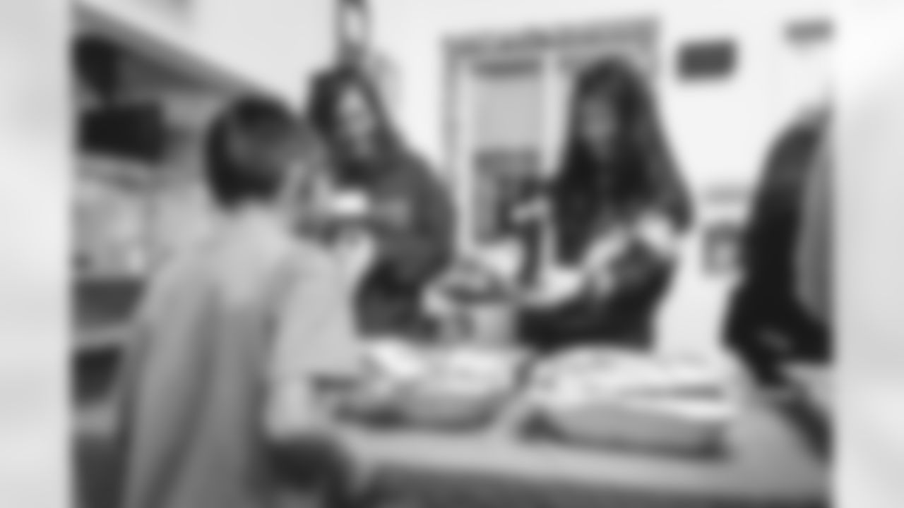 E_221123_APLACECALLEDHOMETHANKSGIVINGMEALSERVICE_3262