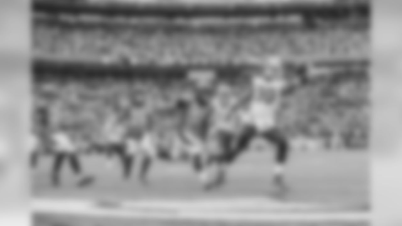 Running back (30) Todd Gurley of the Los Angeles Rams runs the ball and scores a touchdown against the Denver Broncos during the Rams 23-20 victory over the Broncos in an NFL Week 6 football game, Sunday, October 14, 2018, in Denver, CO. (Jeff Lewis/Rams)