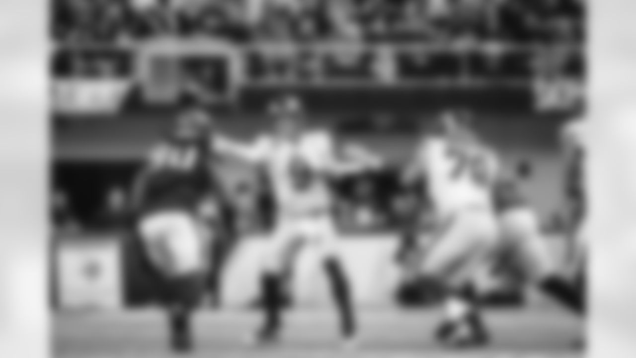 The Los Angeles Rams take on the Minnesota Vikings during Week 16 of the 2021 regular season.