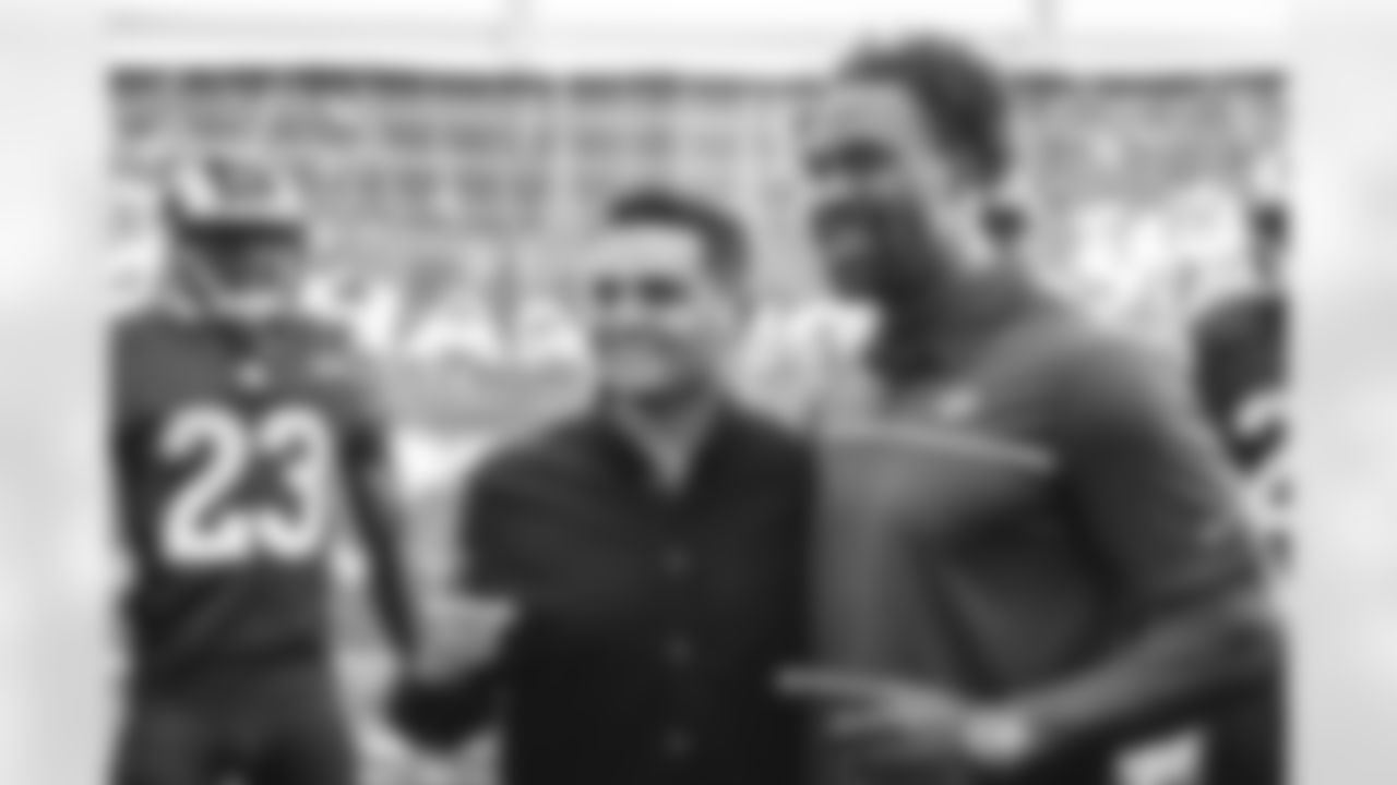 Steven Jackson meeting with fans during Vamos Rams Champions Tour en México.