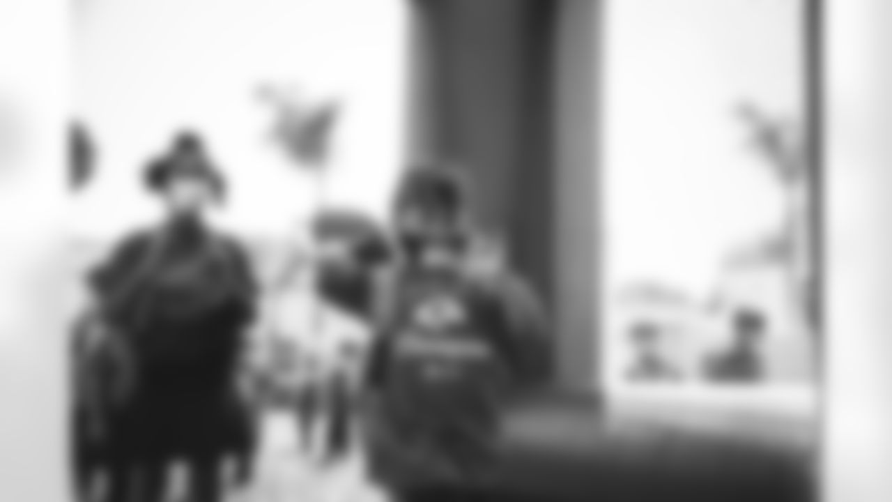 E_210903_backpack_distribution_5180