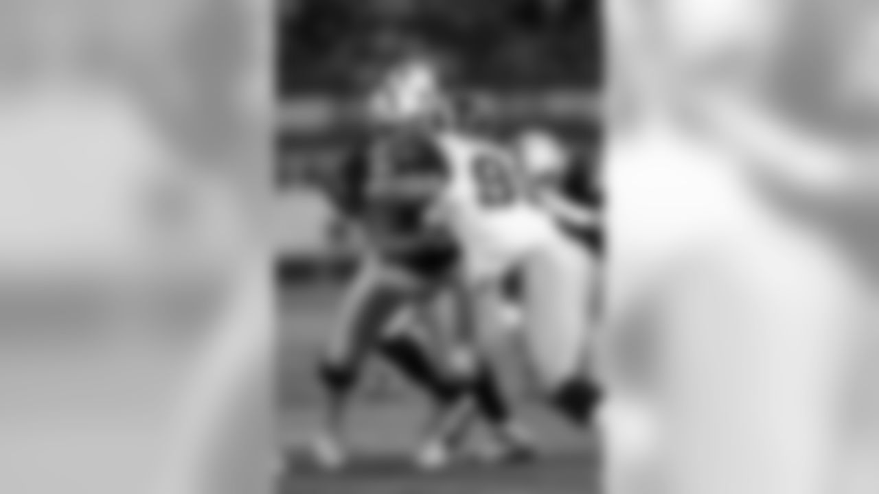 Center Jeremy Newberry #62 of the Oakland Raiders blocks Rams rookie defensive lineman Adam Carriker #90 during a preseason game against the St. Louis Rams on August 24, 2007 at McAfee Coliseum in Oakland, California. The Raiders defeated the Rams 20-10. (AP Photo/Paul Spinelli)
