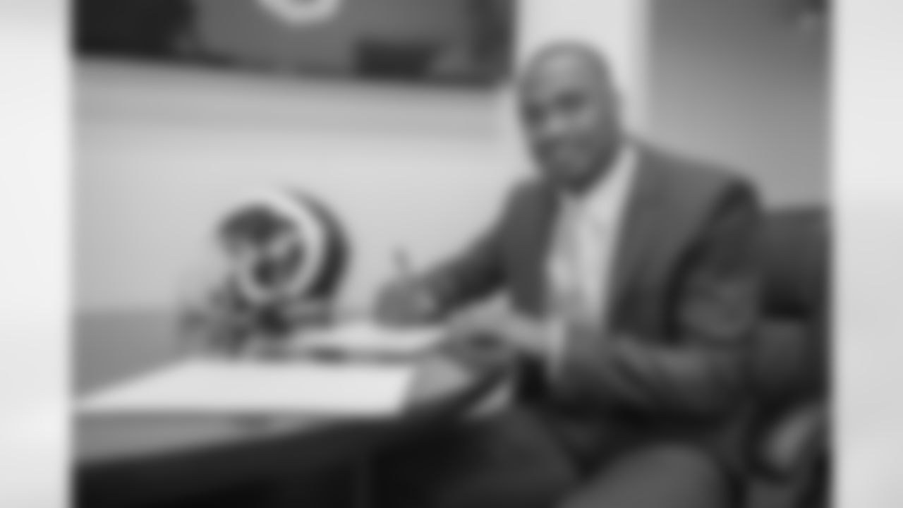 Wide receiver (17) Robert Woods signs with the Los Angeles Rams, March 10, 2017, in Thousand Oaks, CA. (Jeff Lewis/Rams)