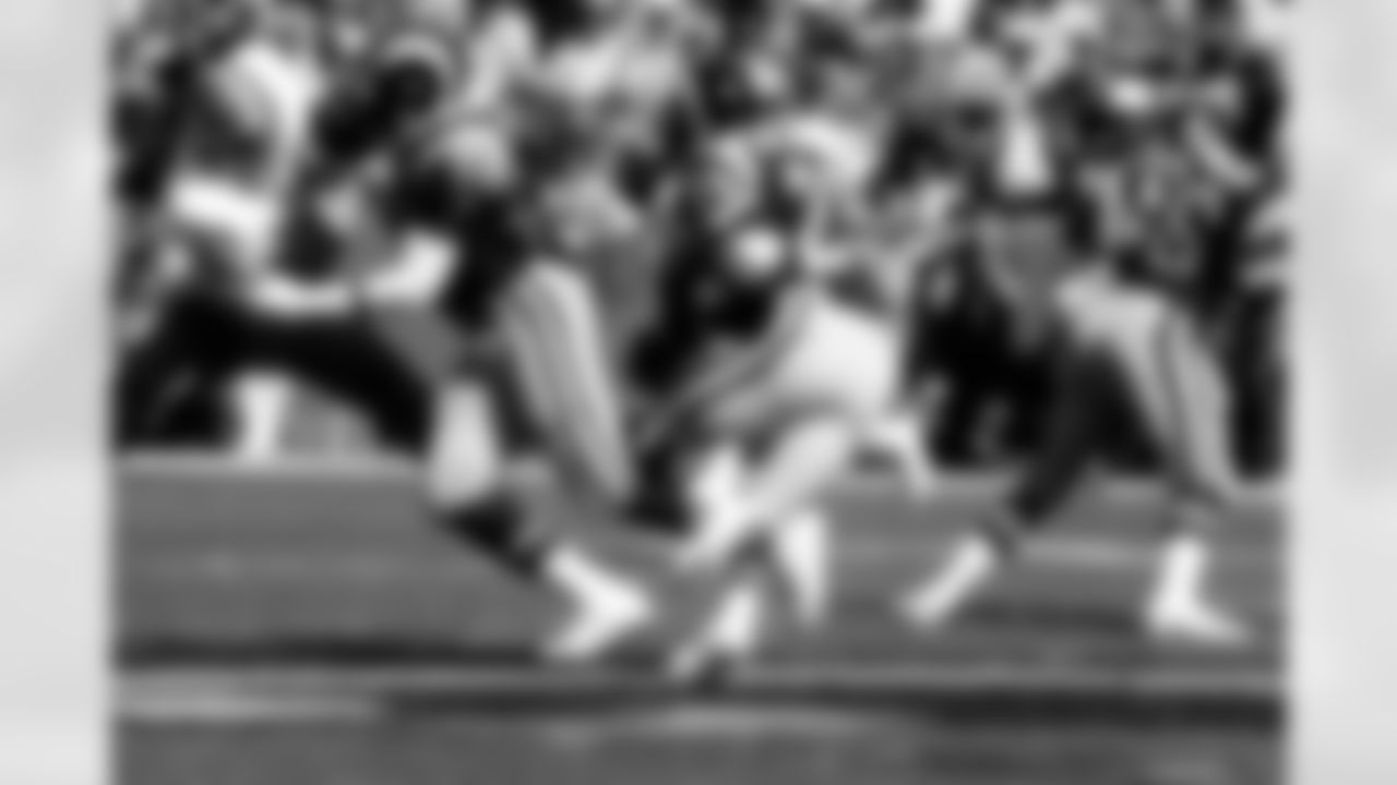 Hall of Fame running back Eric Dickerson (29) of the Los Angeles Rams carries the football and runs through the opening created by Hall of Fame tackle Jackie Slater (78) and tight end Mike Barber (86) during the Rams 28-14 loss to the San Francisco 49ers (AP Photo/NFL Photos)