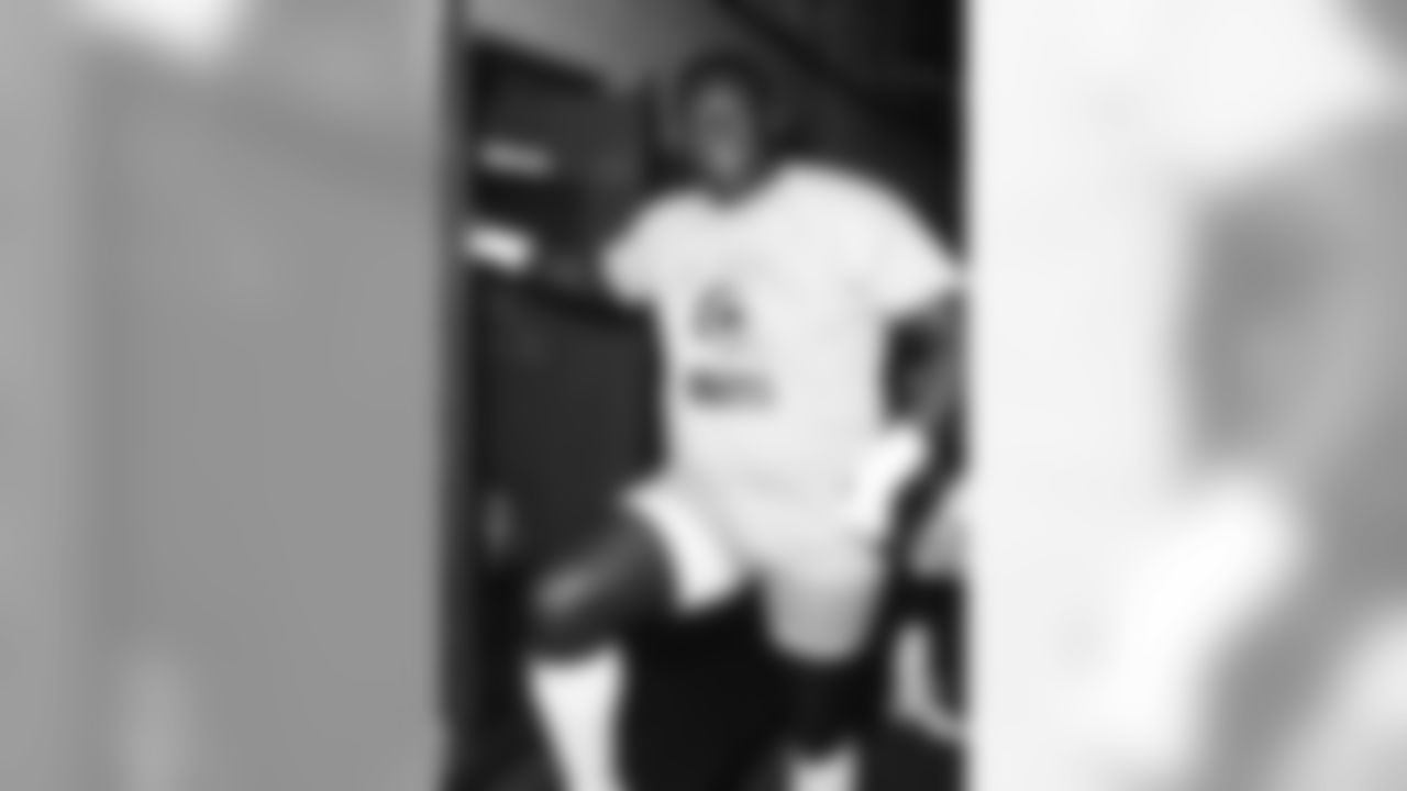 The National Football Conference Los Angeles Rams offensive lineman Jackie Slater smiles in the locker room after practice during the week of the 1989 NFL Pro Bowl football game against the American Football Conference on Jan. 24, 1989 in Honolulu. The NFC won the game 34-3. (AP Photo/Paul Spinelli)