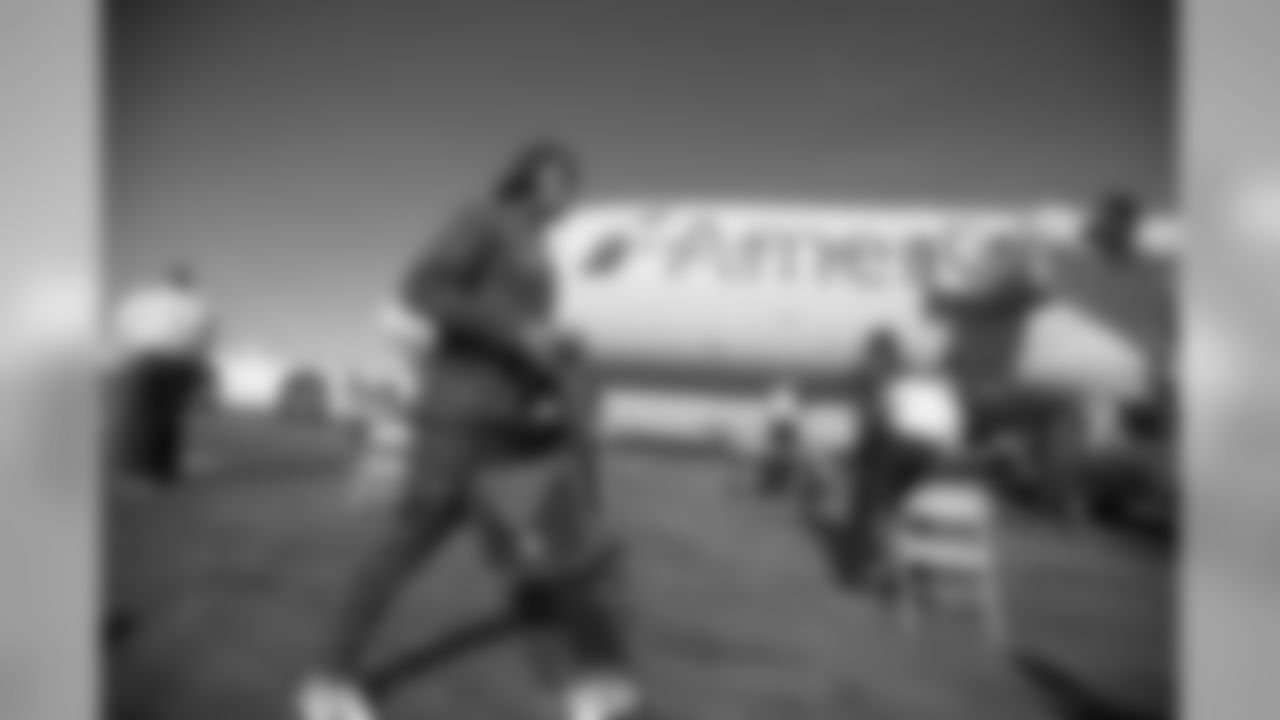 Cornerback (37) Sam Shields of the Los Angeles Rams gets on the plane at LAX to fly to Atlanta for Super Bowl LIII, Sunday, January 27, 2019, in Los Angeles, CA. (Jeff Lewis/Rams)