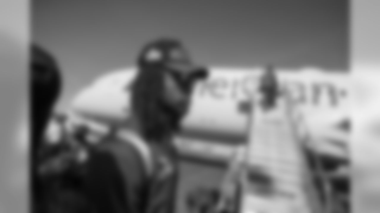 Running back (30) Todd Gurley of the Los Angeles Rams gets on the plane at LAX to fly to Atlanta for Super Bowl LIII, Sunday, January 27, 2019, in Los Angeles, CA. (Jeff Lewis/Rams)