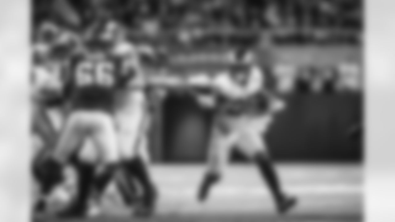 The Los Angeles Rams take on the Minnesota Vikings during Week 16 of the 2021 regular season.