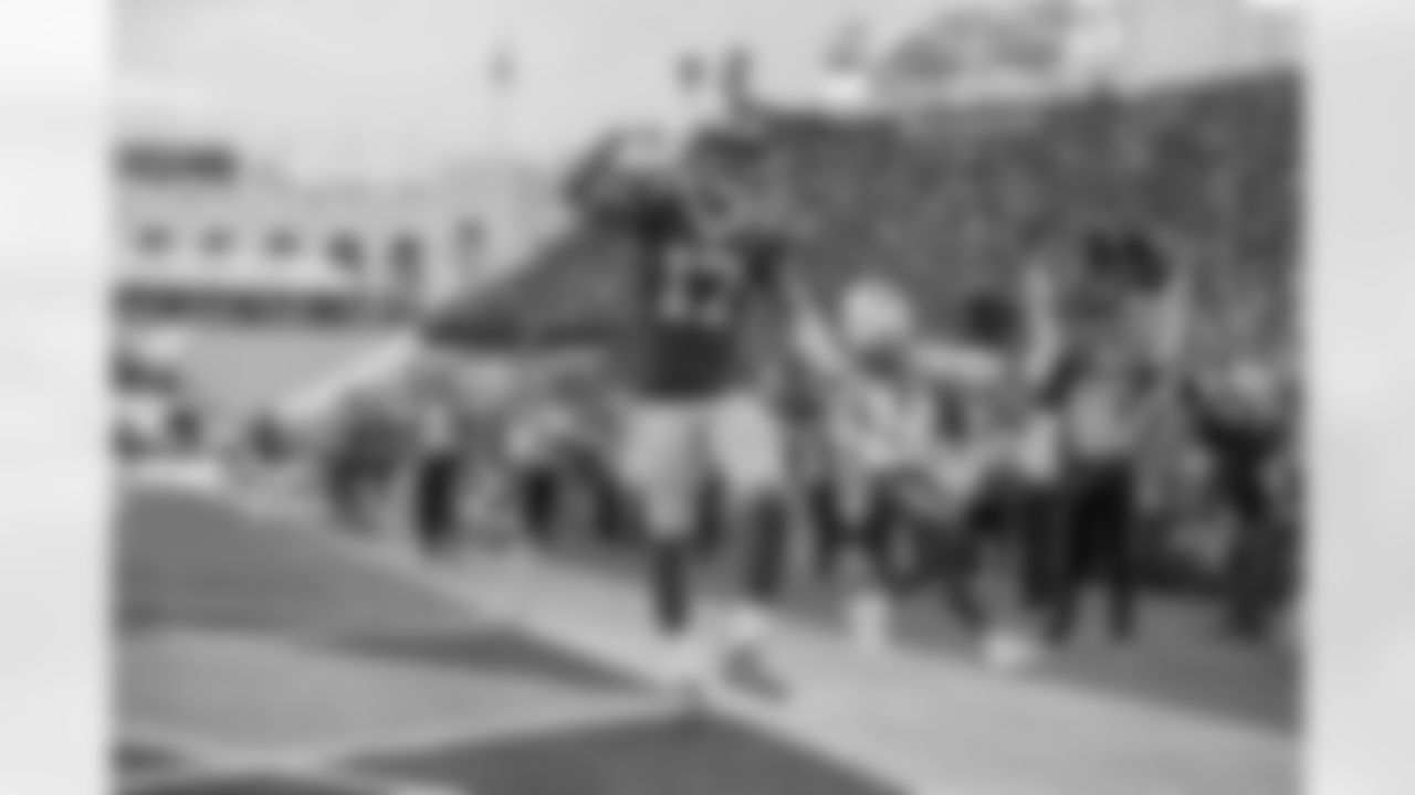 Wide receiver (17) Robert Woods of the Los Angeles Rams catches a pass and runs into the end zone for a touchdown against the Arizona Cardinals and celebrates during the Rams 31-24 victory over the Cardinals in an NFL Week 17 regular season game, Sunday, December 29, 2019, in Los Angeles, CA. (Jeff Lewis)