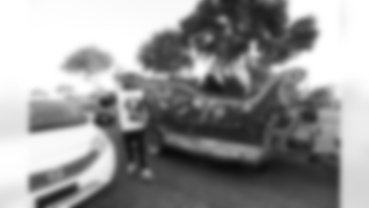 The Los Angeles Rams Community members joined by Safety (43) John Johnson III and Defensive back (24) Blake Countess team up with South LA Los Angeles Police Department to ride in Santa's Sleigh to distribute cheer and stockings of candy to local communities. Tuesday, December 11, 2018, Los Angeles, CA. (Will Navarro/Rams)