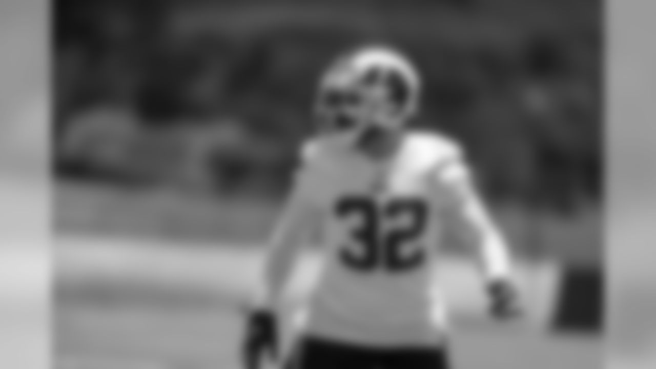 Safety (32) Eric Weddle of the Los Angeles Rams practices during OTA's, Monday, May 20 2019, in Thousand Oaks, CA. (Jeff Lewis/Rams)