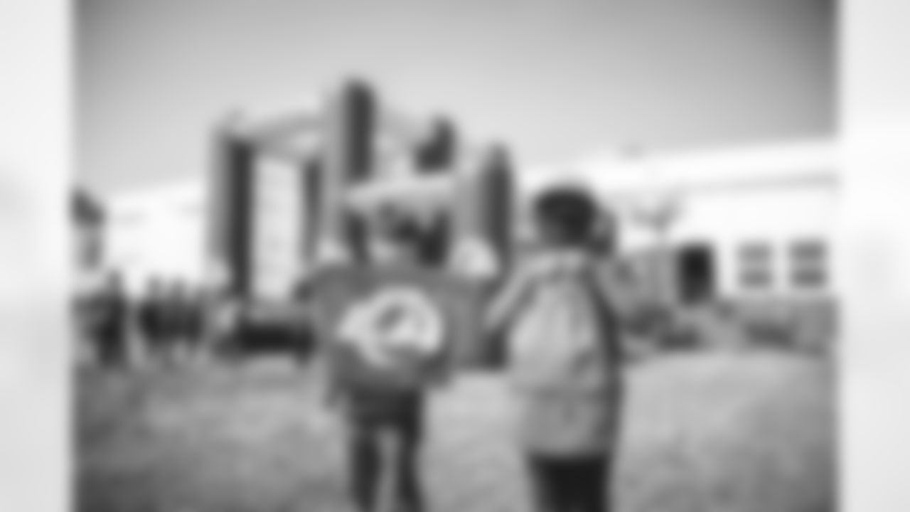 E_210903_backpack_distribution_5048