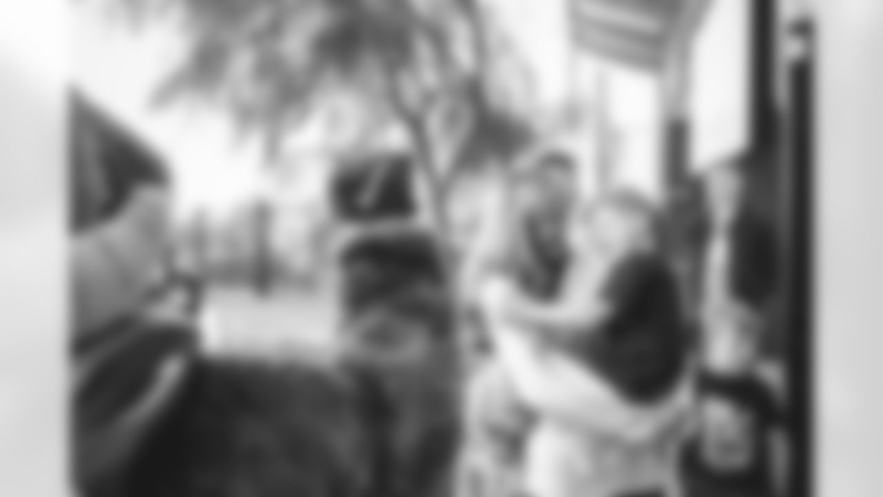 E_221123_APLACECALLEDHOMETHANKSGIVINGMEALSERVICE_3153