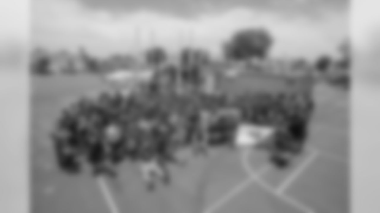 Los Angeles Rams front office and players pose for a group picture at a Playground Build at 20th Street Elementary School, Friday, June 15, 2018, in Los Angeles, CA. (Jeff Lewis/Rams)