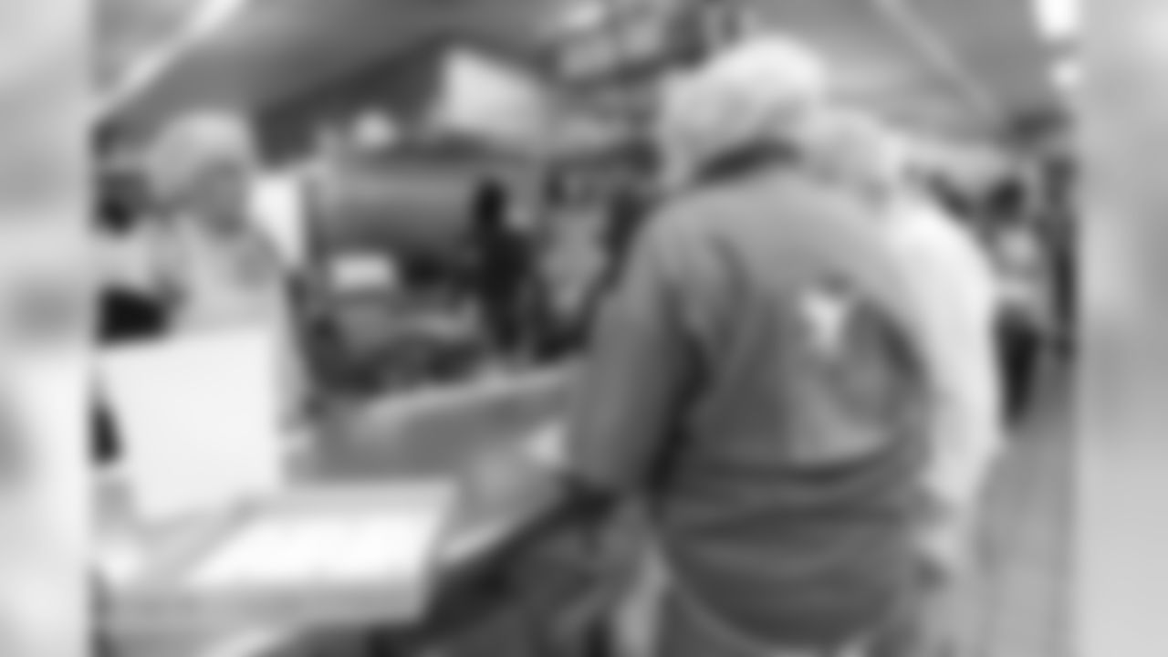 Project Angel Food provides Meals on Wheels and the Los Angeles Rams Community Service team joins the cause with volunteers, cheerleaders and former athletes. Tuesday, December 18, 2018, Los Angeles, CA. (Will Navarro/Rams)