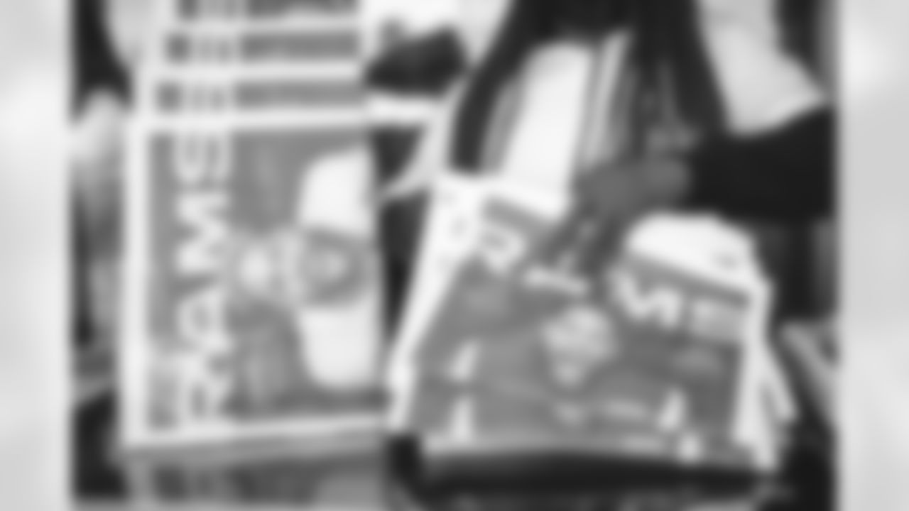 E_220121_PlayoffNewsStandPopUp_7291
