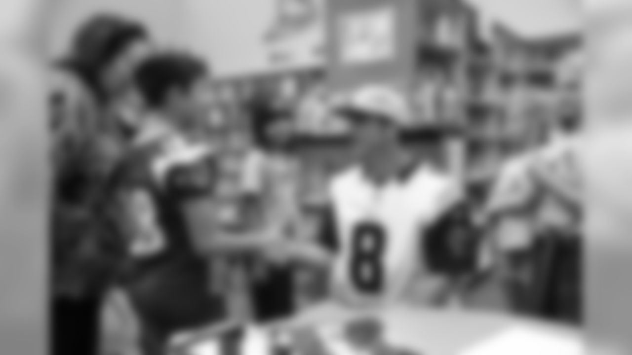 Quarterback (08) Brandon Allen and the Los Angeles Rams team up with the American Red Cross with Holiday Heroes as Rams players visit Sumac Elementary school to sit down with kids and write Holiday and Thank you cards to overseas Armed Forces service members. Tuesday, November 06, 2018, Agoura Hills, CA. (Will Navarro/Rams)