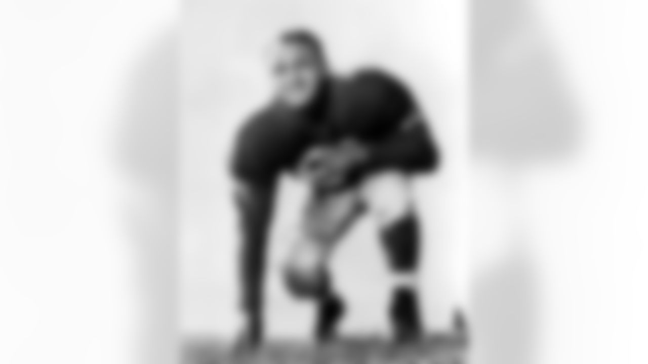FILE-This Dec. 11, 1956 file photo shows Andy Robustelli (81), an end for the New York Giants. A football Hall of Famer, Robustelli, who played for the New York Giants and Los Angeles Rams during a 14-year NFL career, has died. He was 85. It wasn't immediately clear where and when Robustelli died. His death was first reported by The Advocate of Stamford. (AP Photo/File)