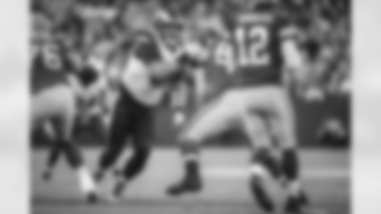 The Los Angeles Rams take on the Green Bay Packers during Week 12 of the 2021 regular season.