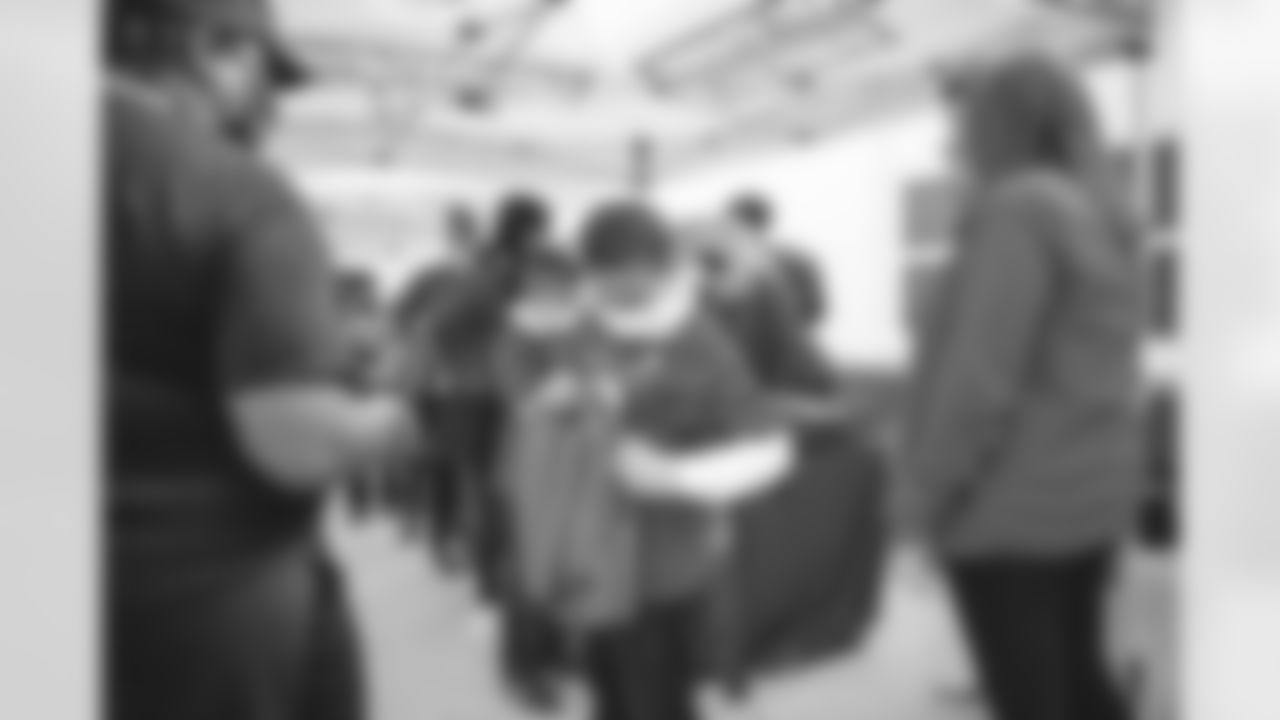 E_210903_backpack_distribution_4823